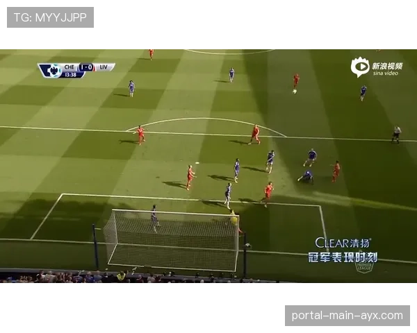 更衣室故事：中场休息时，教练组根据实时数据板调整侧翼无球跑动战术